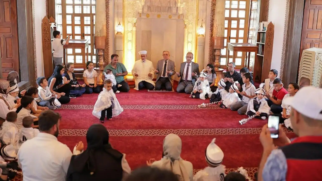 500 yıllık vasiyet gerçek oldu: Onlarca çocuğa unutulmaz şölen