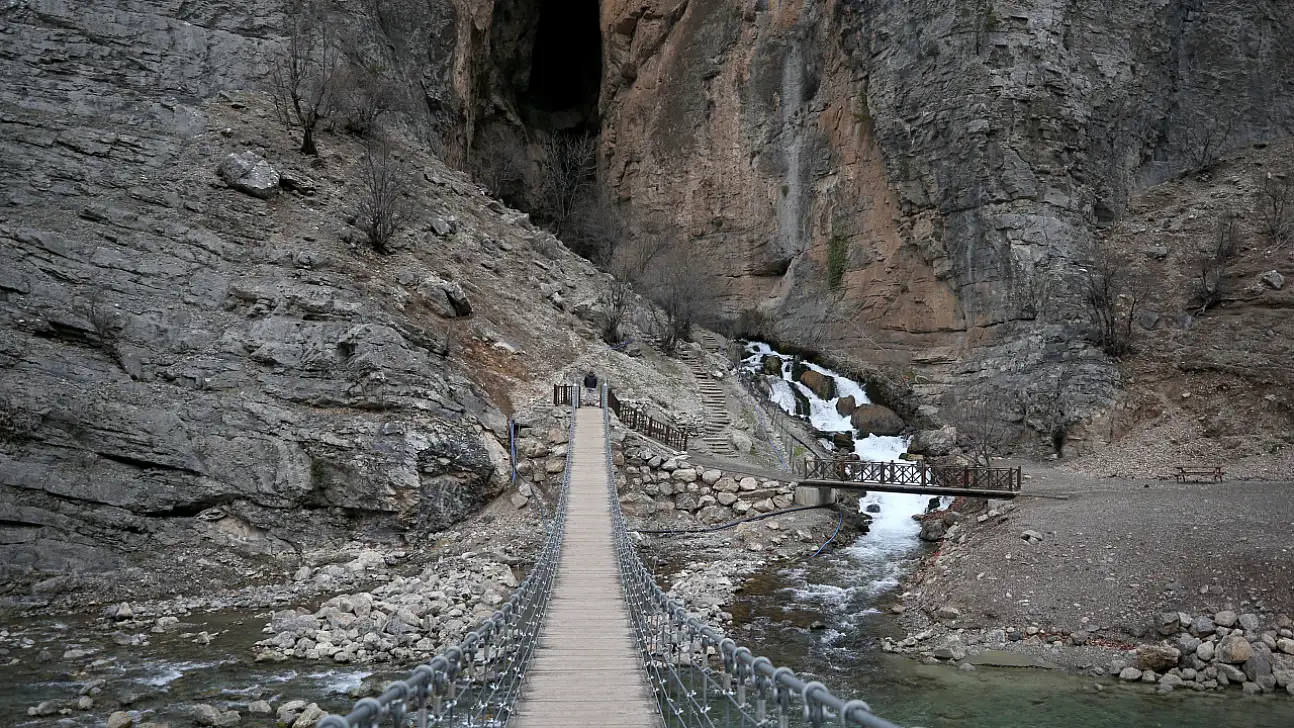 55 metrelik asma köprüyle şelalenin kalbine yolculuk