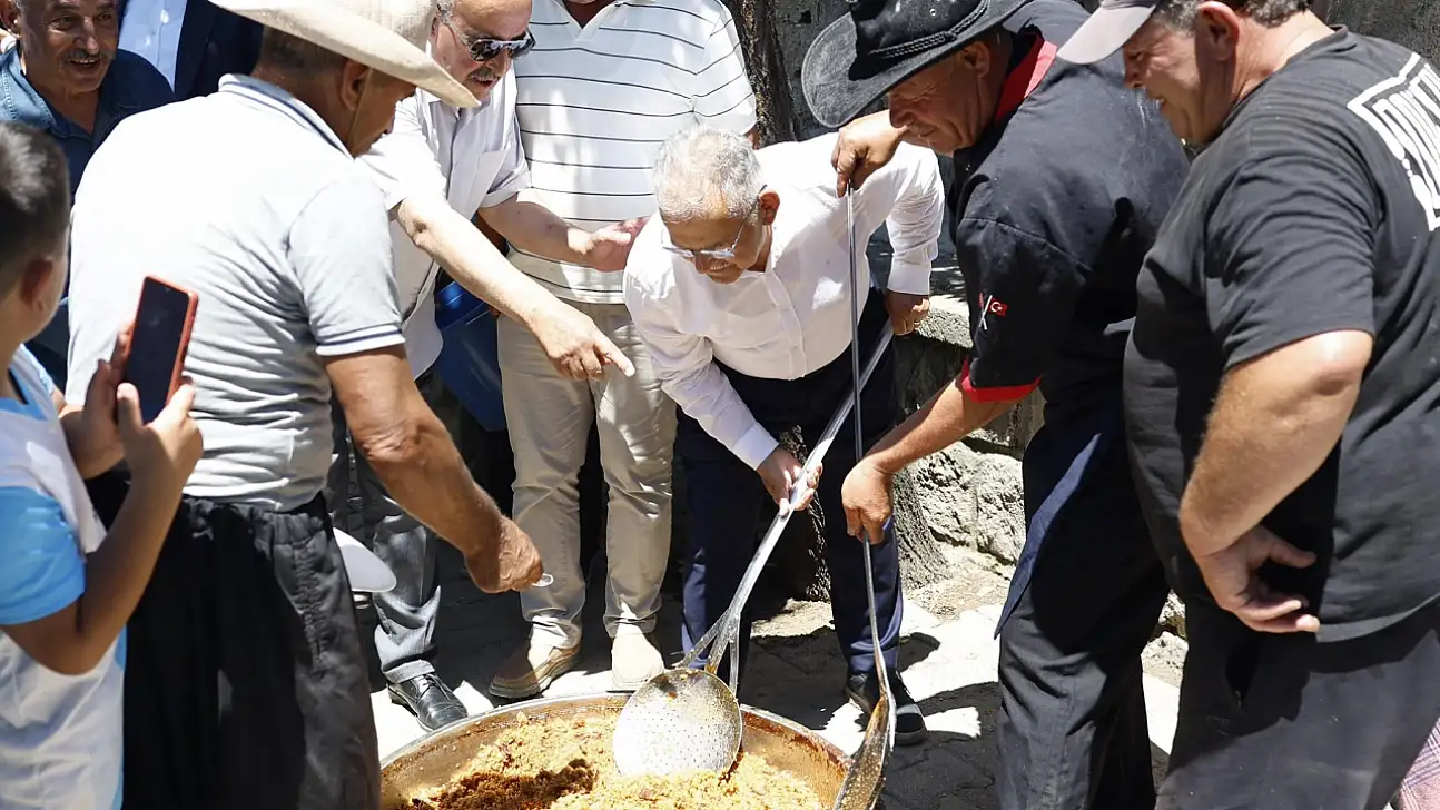 Başkan Büyükkılıç kazan başında! Ücretsiz dağıtıldı