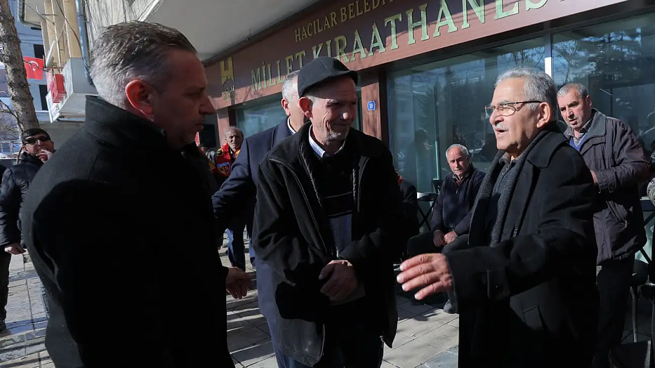 Başkan Büyükkılıç, önüne çıkan her vatandaşa bakın ne dağıttı!