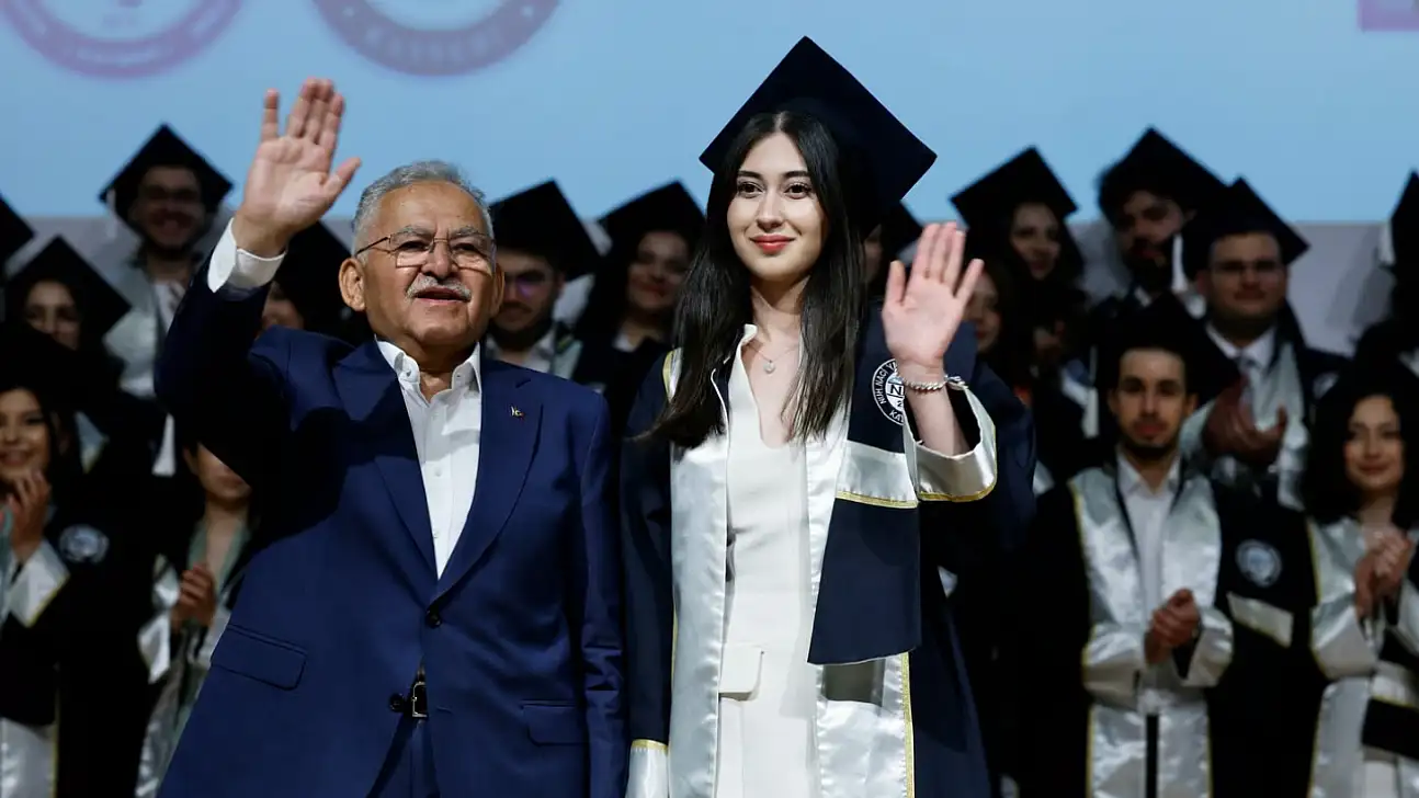 Başkan Büyükkılıç yeni mezunların diploma heyecanına ortak oldu!