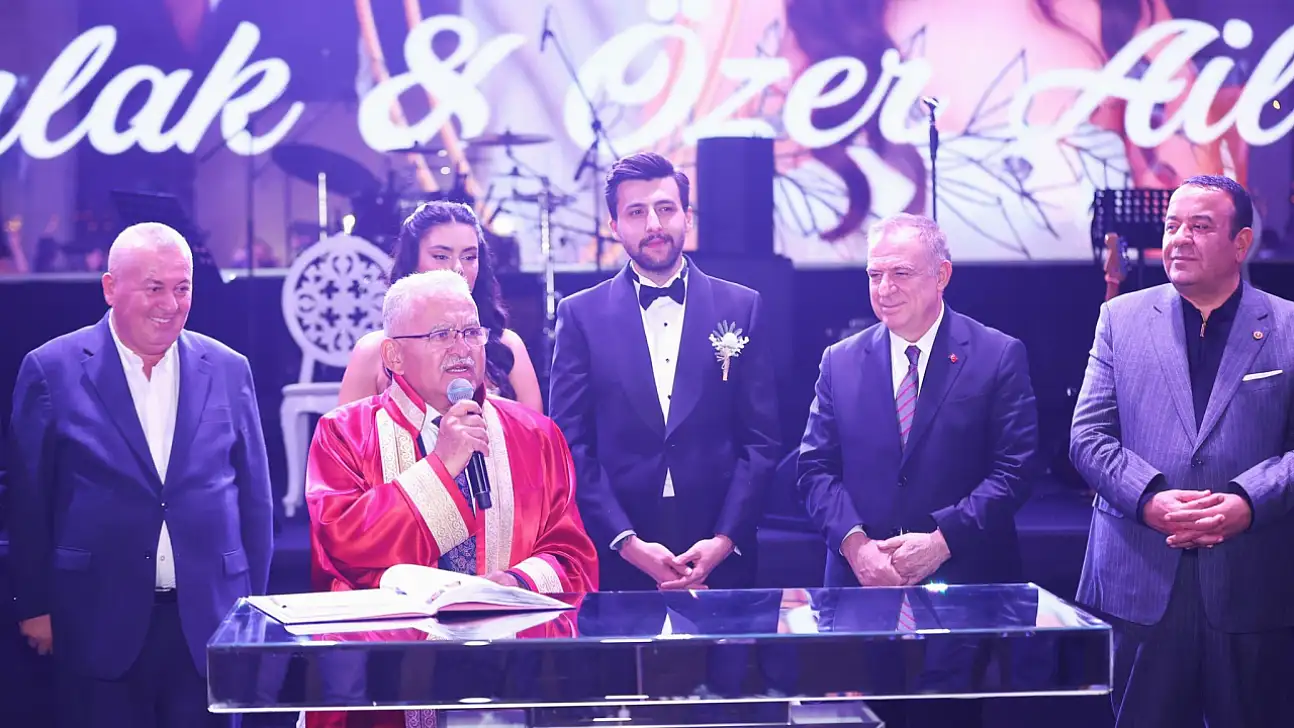 Başkan oğlunu evlendirdi!