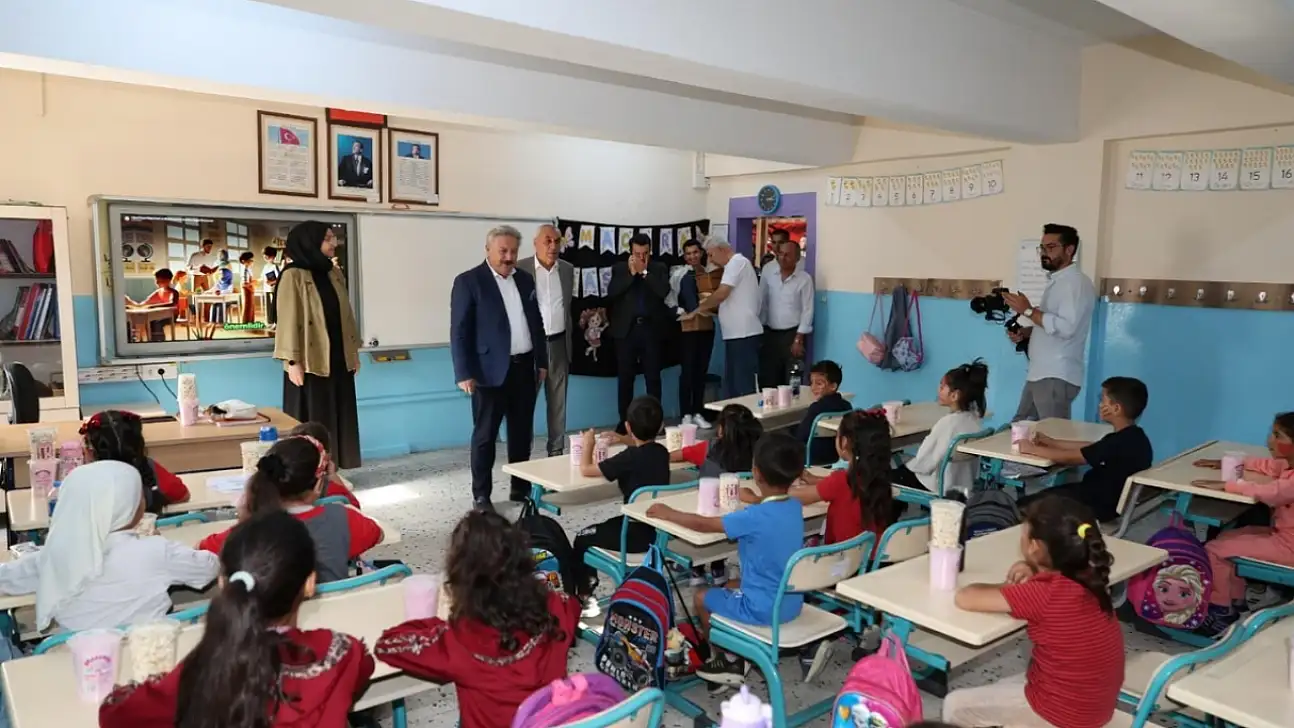 Başkan Palancıoğlu okulları ziyaret etti: Çocuklara özel sürpriz
