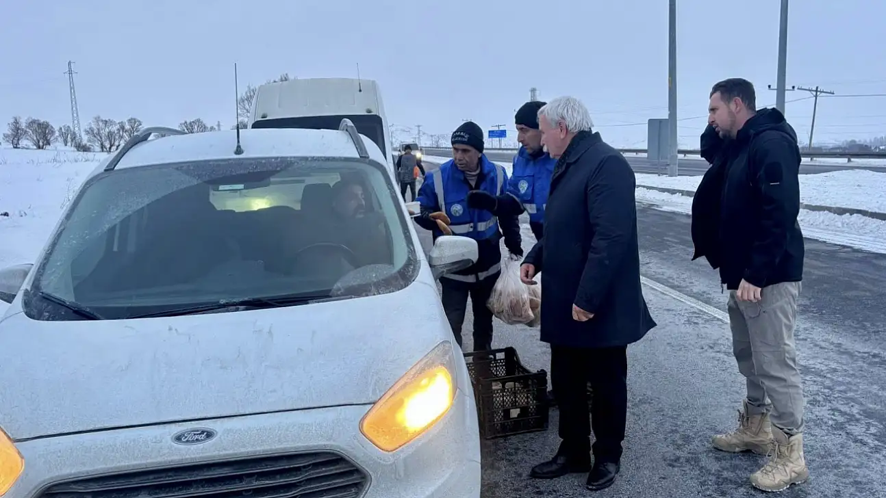 Başkan Yağan'dan yolda kalanlara iç ısıtan ikram