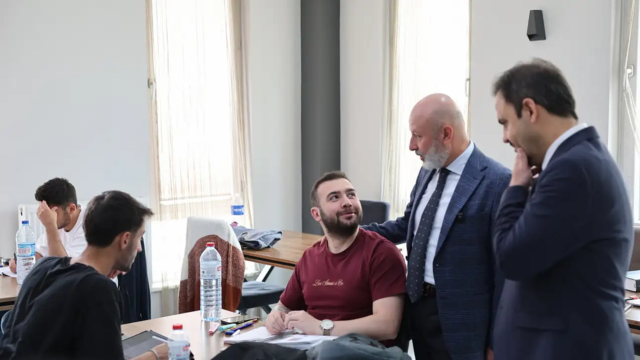 Başkanlardan kütüphanelere sürpriz ziyaret