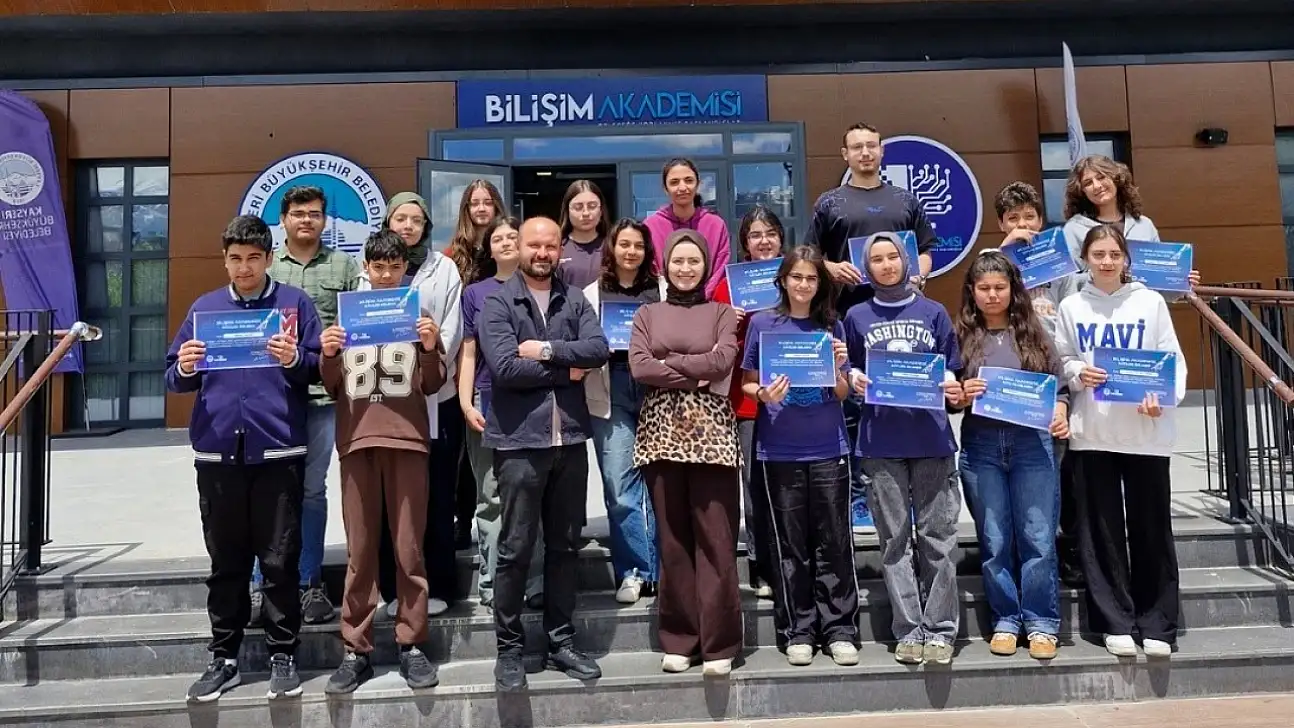 Bilişim Akademisi'ndeki gençler bir dönemi daha tamamladı