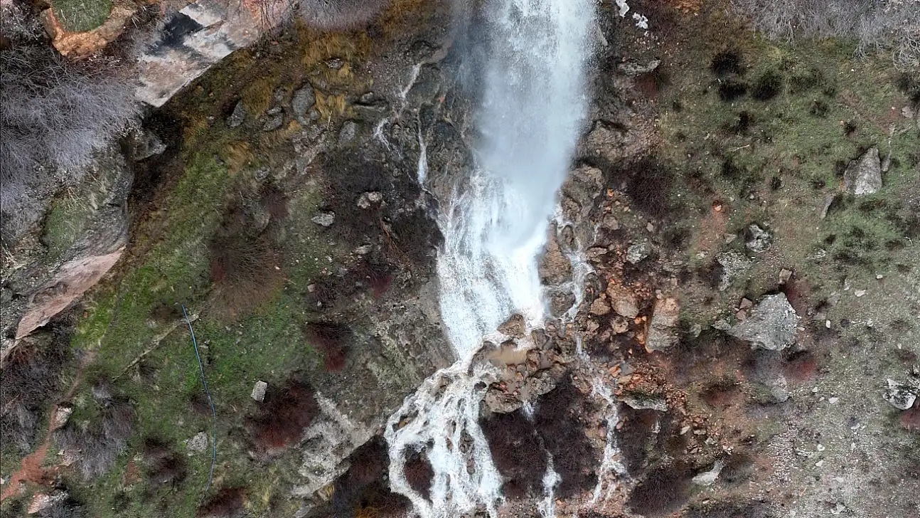 Binlerce yıllık darphane mağarasından su çağlıyor