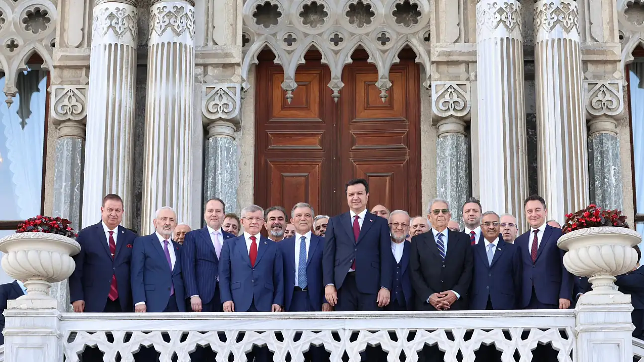 Bu fotoğraf yaklaşan siyasi dönemin ilk açık işaret fişeği mi?