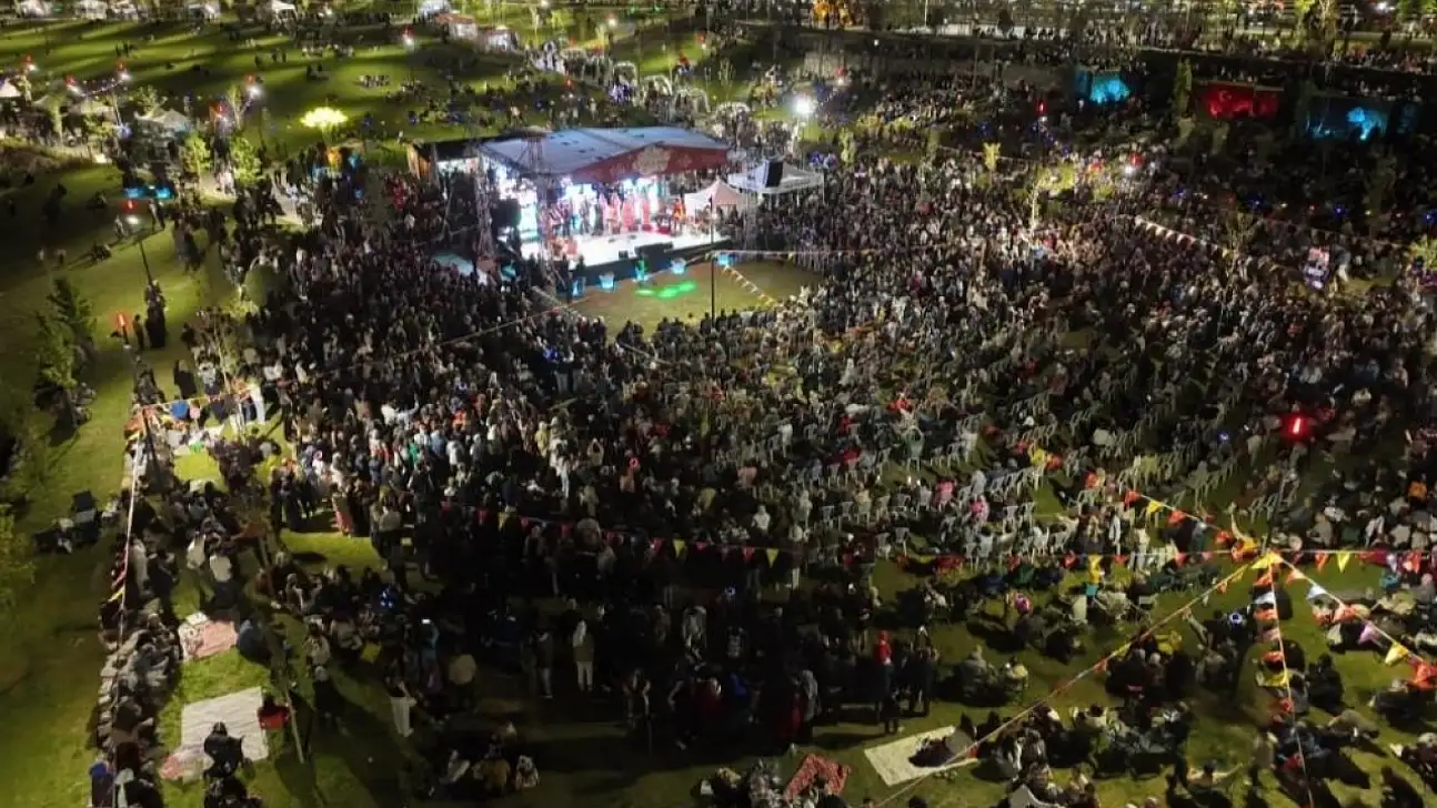 Binlerce kişi akın etti! Çiçek gibi festival
