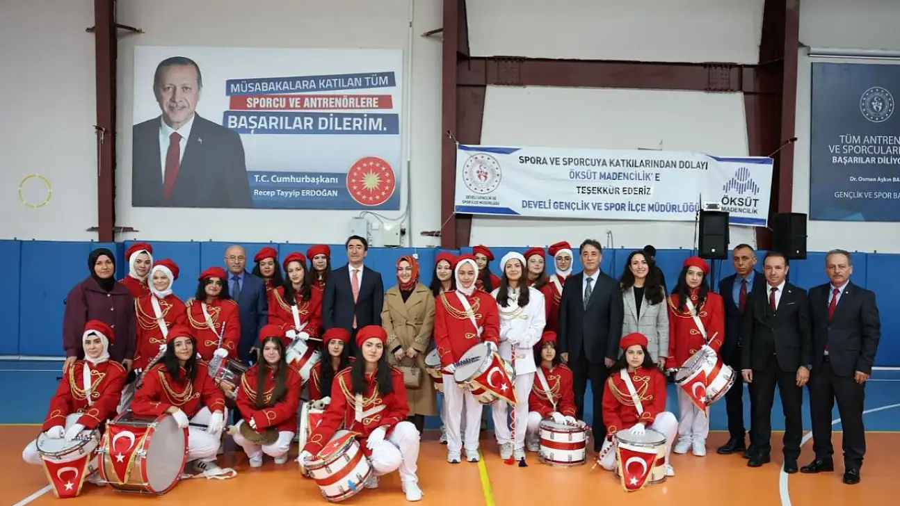 Cumhuriyet'in 103'üncü kuruluş yıl dönümü stadyumdaki gösterilerle kutlandı