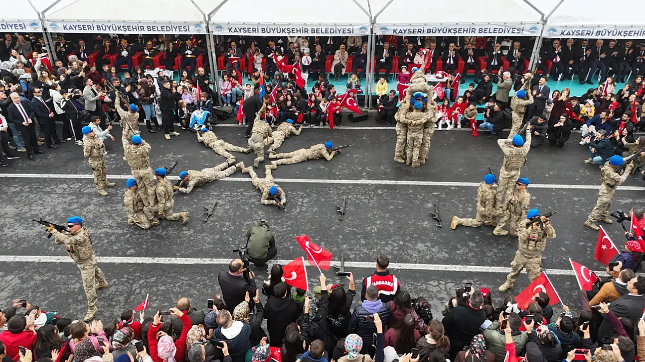 Cumhuriyet Meydanı'nda 29 Ekim kutlamalarına damga vuran gösteri!