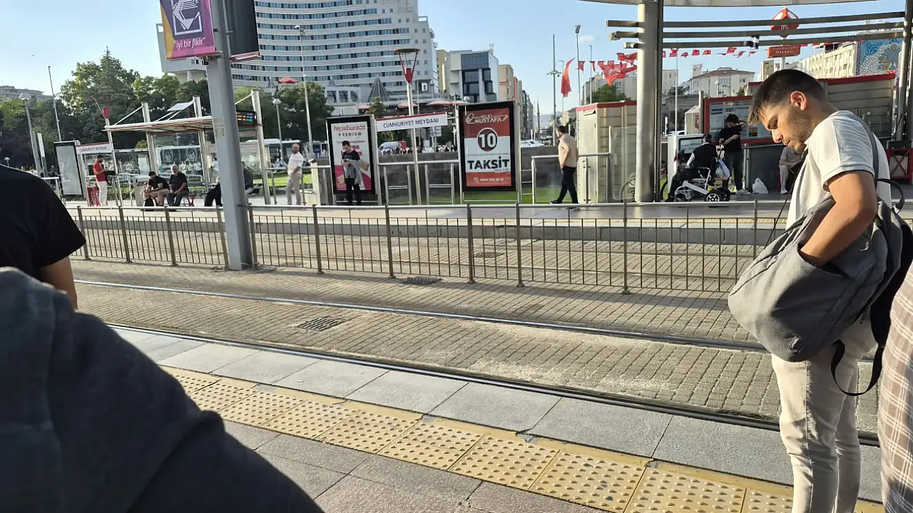 Cumhuriyet Meydanı tramvay durağında yeni sistem: Karşıya geçiş yok!