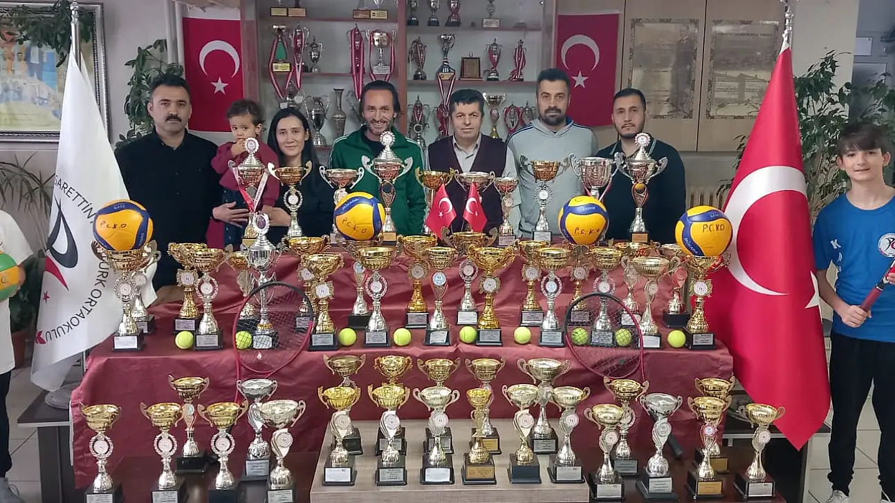 Develi'deki bu okul kupaya doymuyor