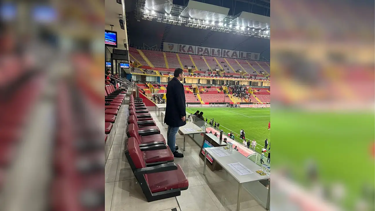 Dikkat çeken poz! Milletvekili Ersoy yalnız bırakmadı