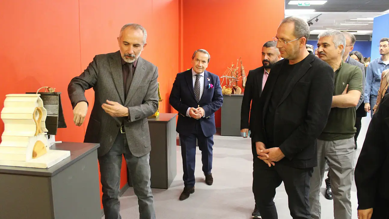 Doğada bulduklarını sanata dönüştürdü