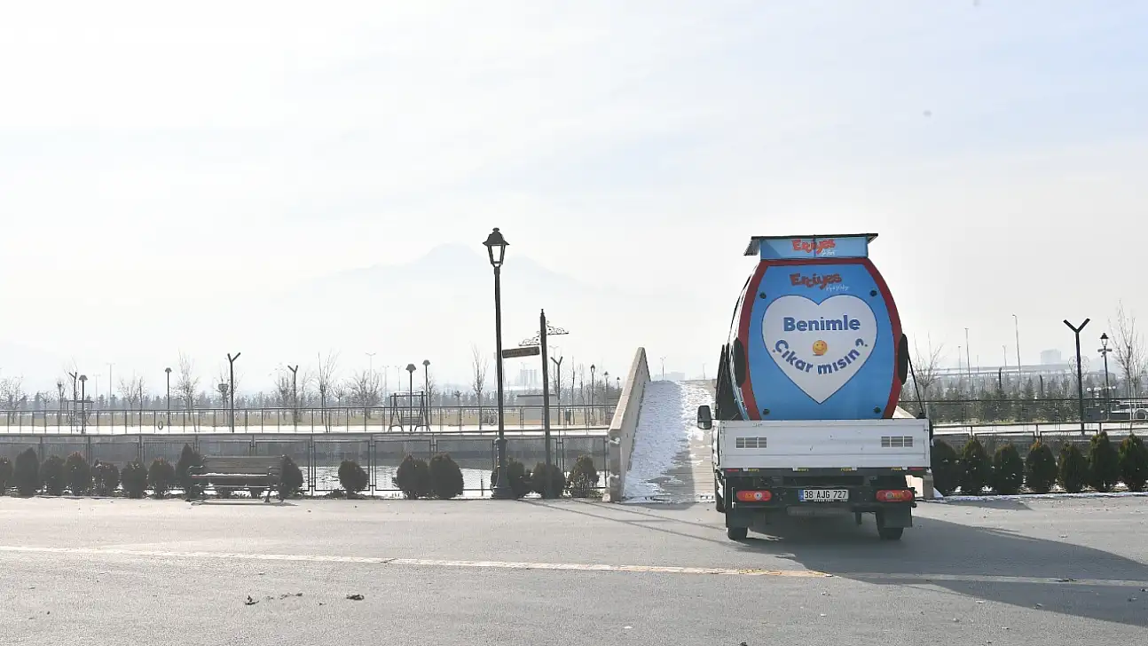 Kayseri'nin dört bir yanını dolaştı! 'Benimle çıkar mısın?'