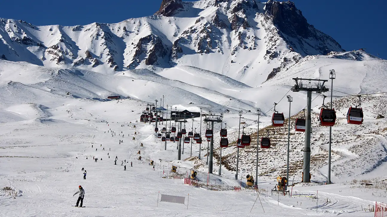 Erciyes, kayak sezonunun ilk gününde doldu taştı!