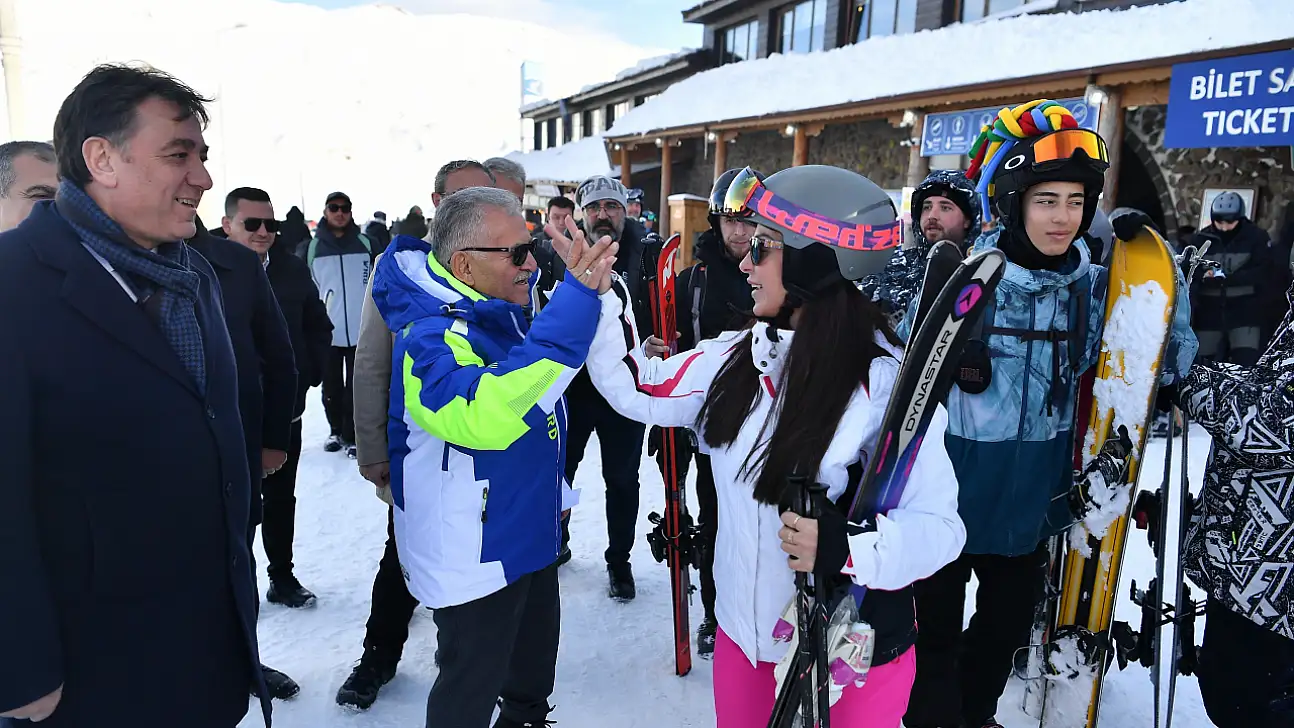 Erciyes yerli ve yabancı kayakseverleri ağırlıyor