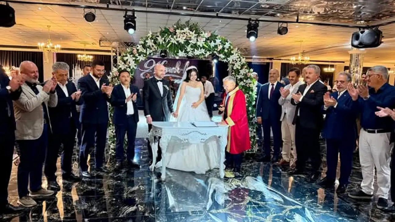 Eski başkanın kızı evlendi! AK Partililer düğünde buluştu