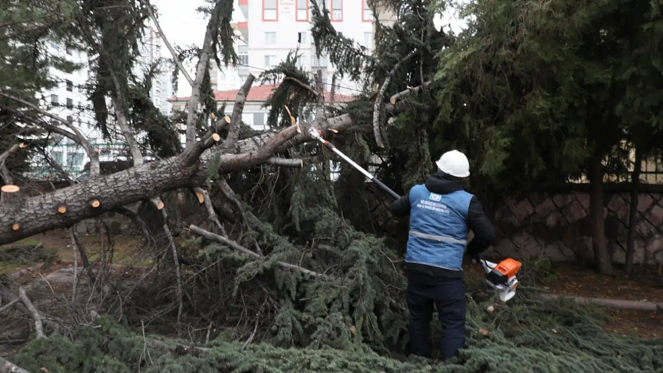 Fırtına sonrası Melikgazi'de hummalı çalışma