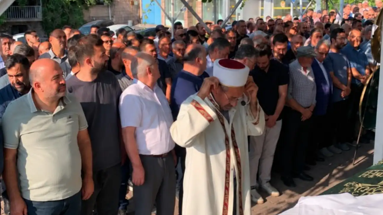 Hüseyin Per'in annesi son yolculuğuna uğurlandı