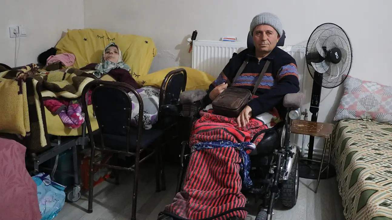 İki engelli kardeşine 21 yıldır bakıyor