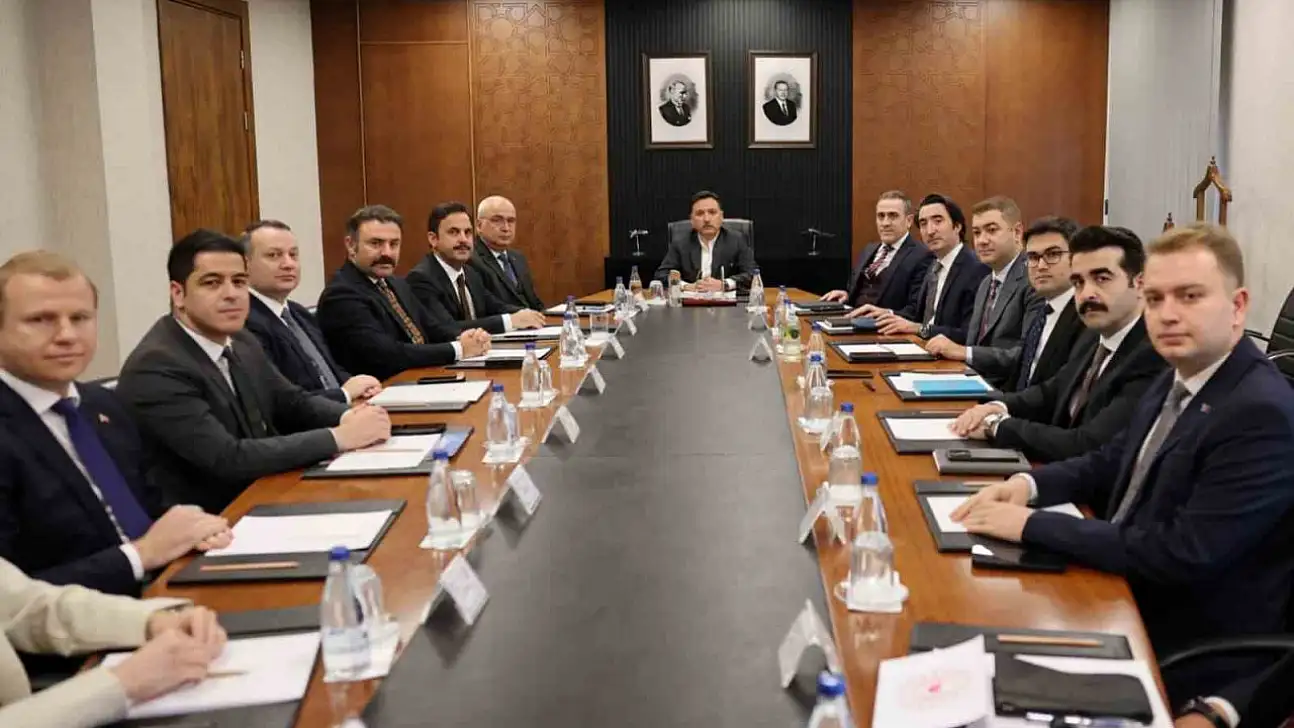 Kayseri'de yönetim zirvesi! Vali Çiçek, 16 ilçeyi topladı