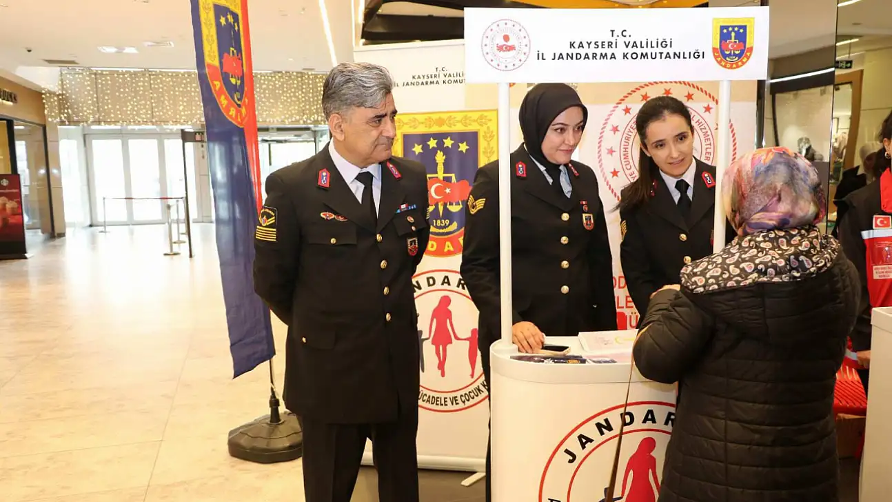 Jandarma, AVM'de stant açtı kadınlara bakın ne anlattı!