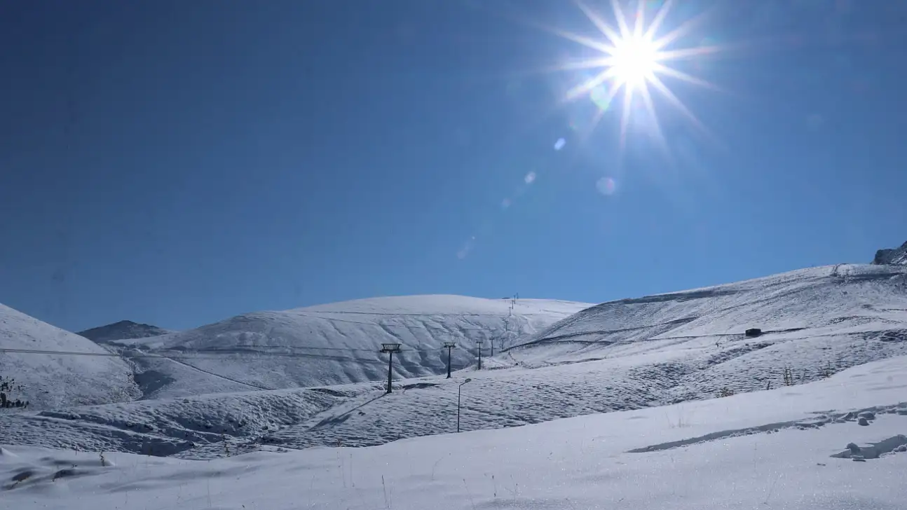 Kar kalınlığı 50 santimetreyi bulan Erciyes yeni sezona hazır