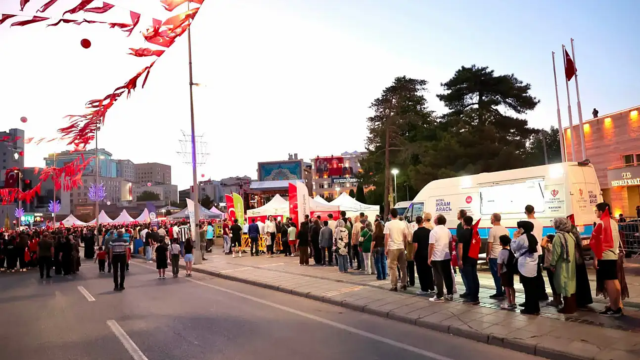 Kayseri Cumhuriyet Meydanı'nda yoğunluk! Vatandaşlar akın etti