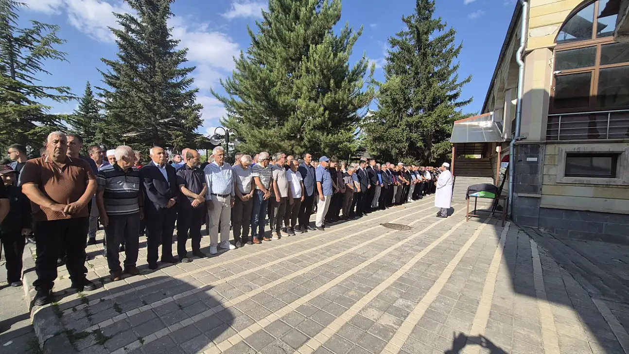 Kayseri'de Abdullah Arık'a son veda! Özgür Özel çelenk gönderdi