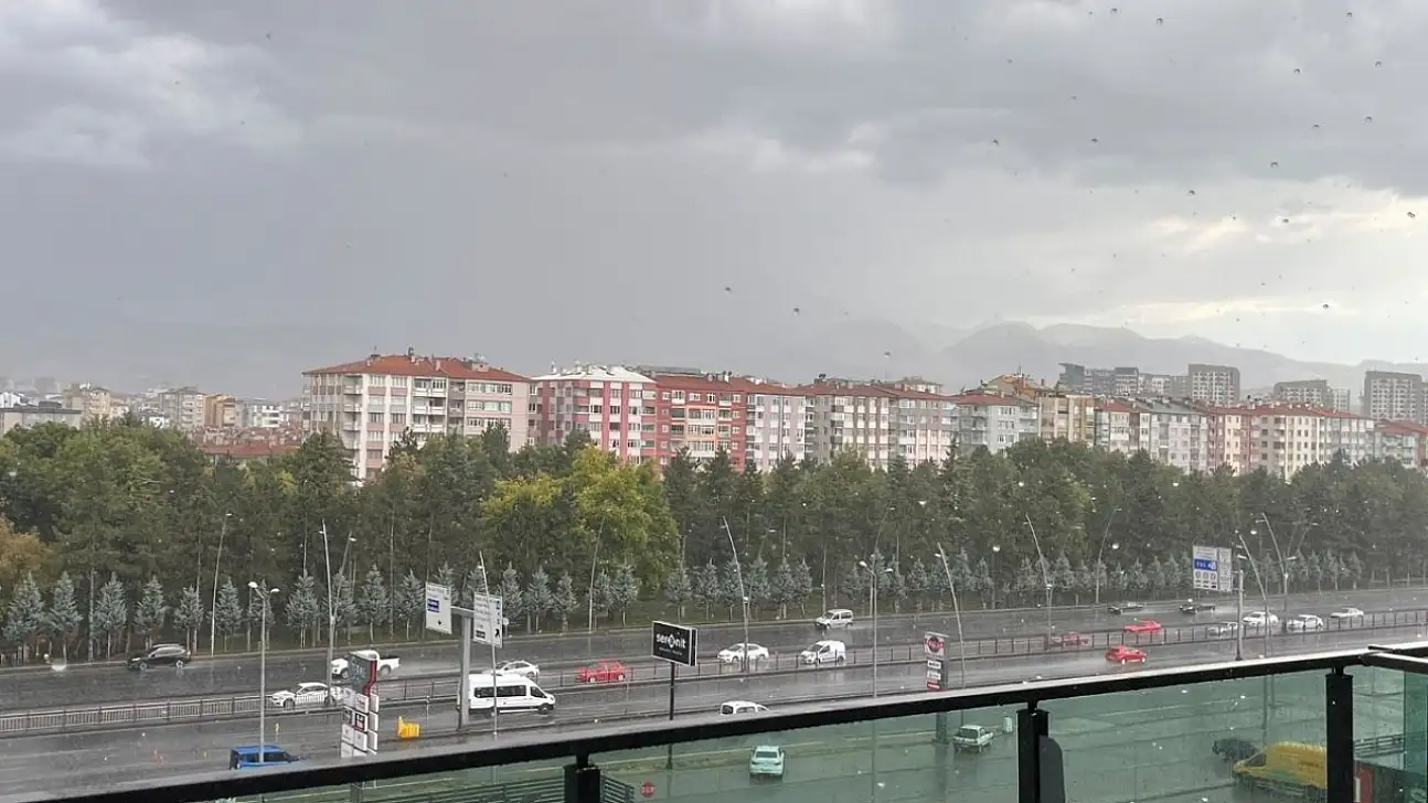 Kayseri'de aniden bastıran sağanak kenti esir aldı!