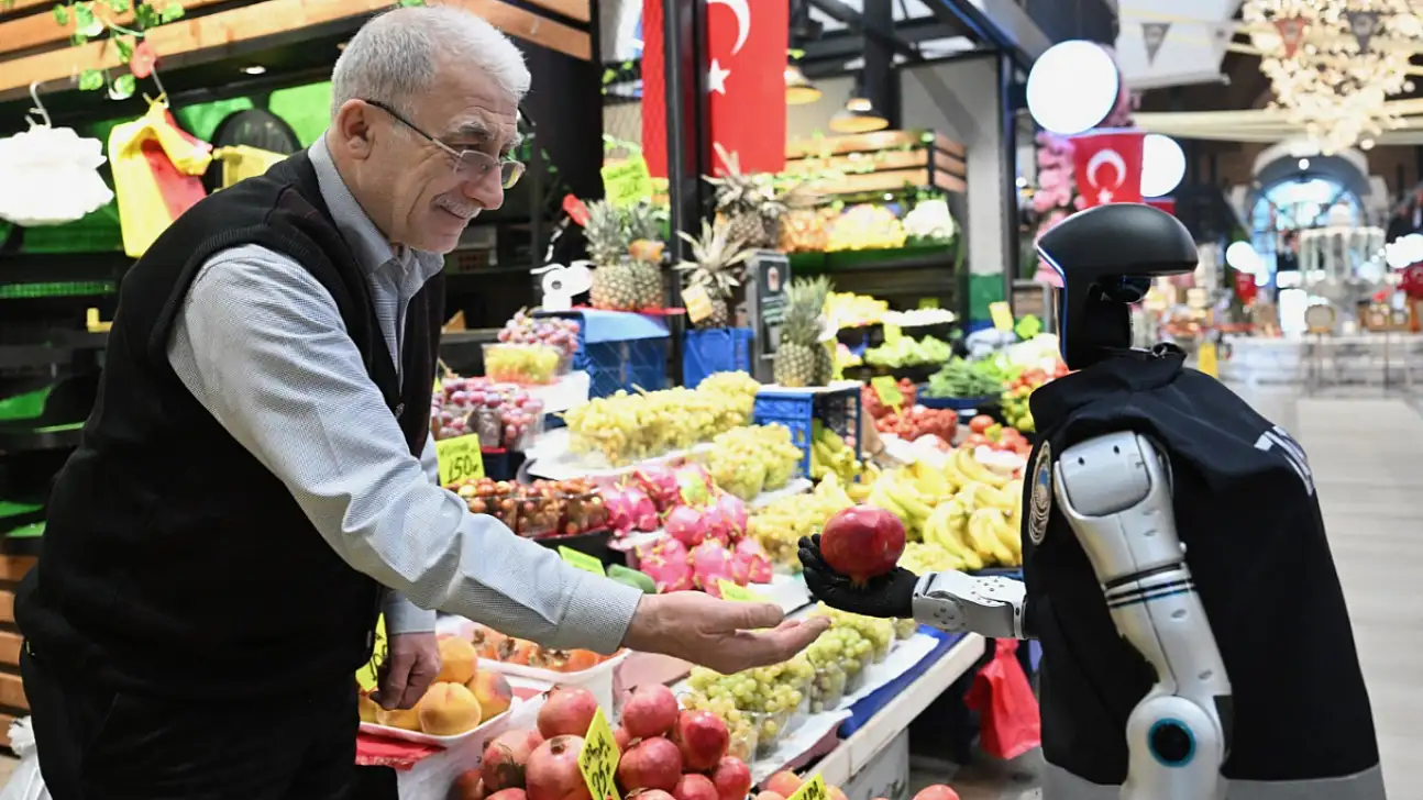Kayseri'de çarşıya gelen robot, esnaf denetimlerine katıldı