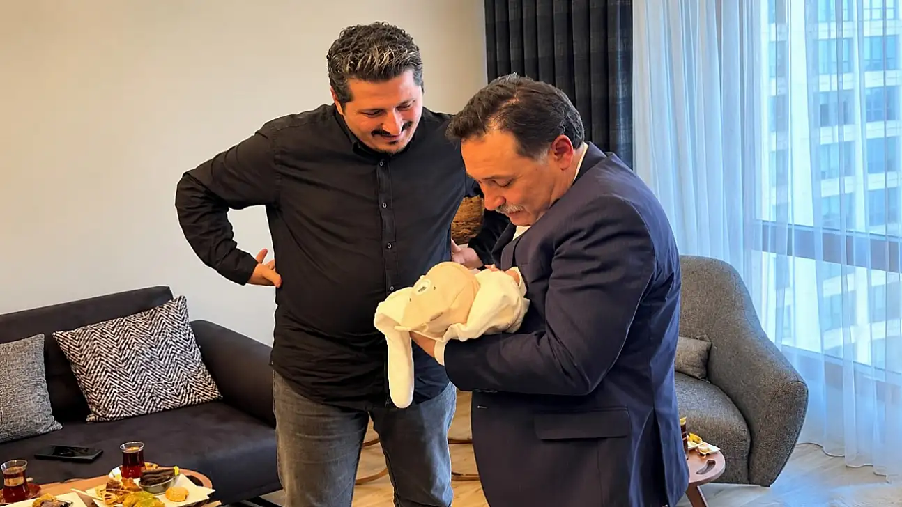 Kayseri'de çocuğuna Gökmen ismini koydu! Adını kulağına Vali Çiçek okudu