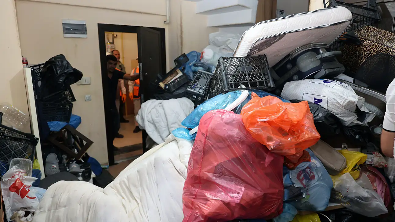 Kayseri'de 'çöp ev' ihbarı: 5 kamyon çöp çıkarıldı!