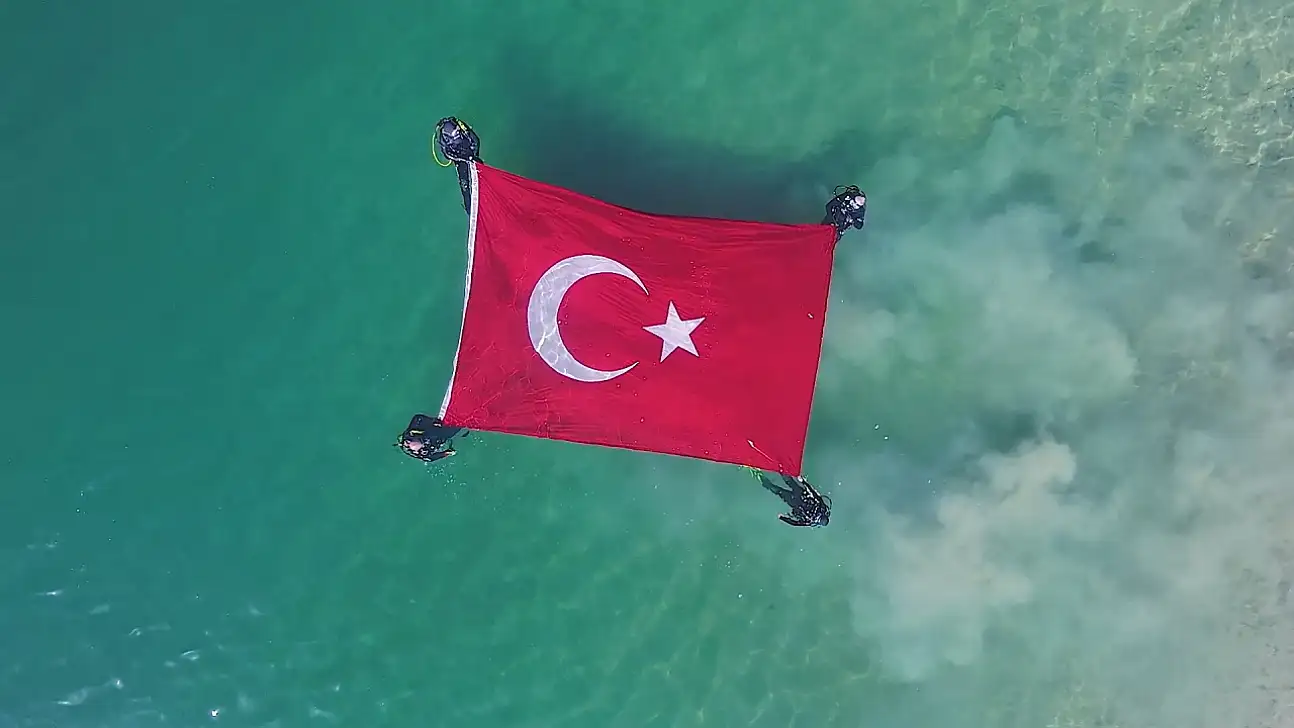 Kayseri'de Cumhuriyet için anlamlı etkinlik: Bayrak 3425 metreye taşındı