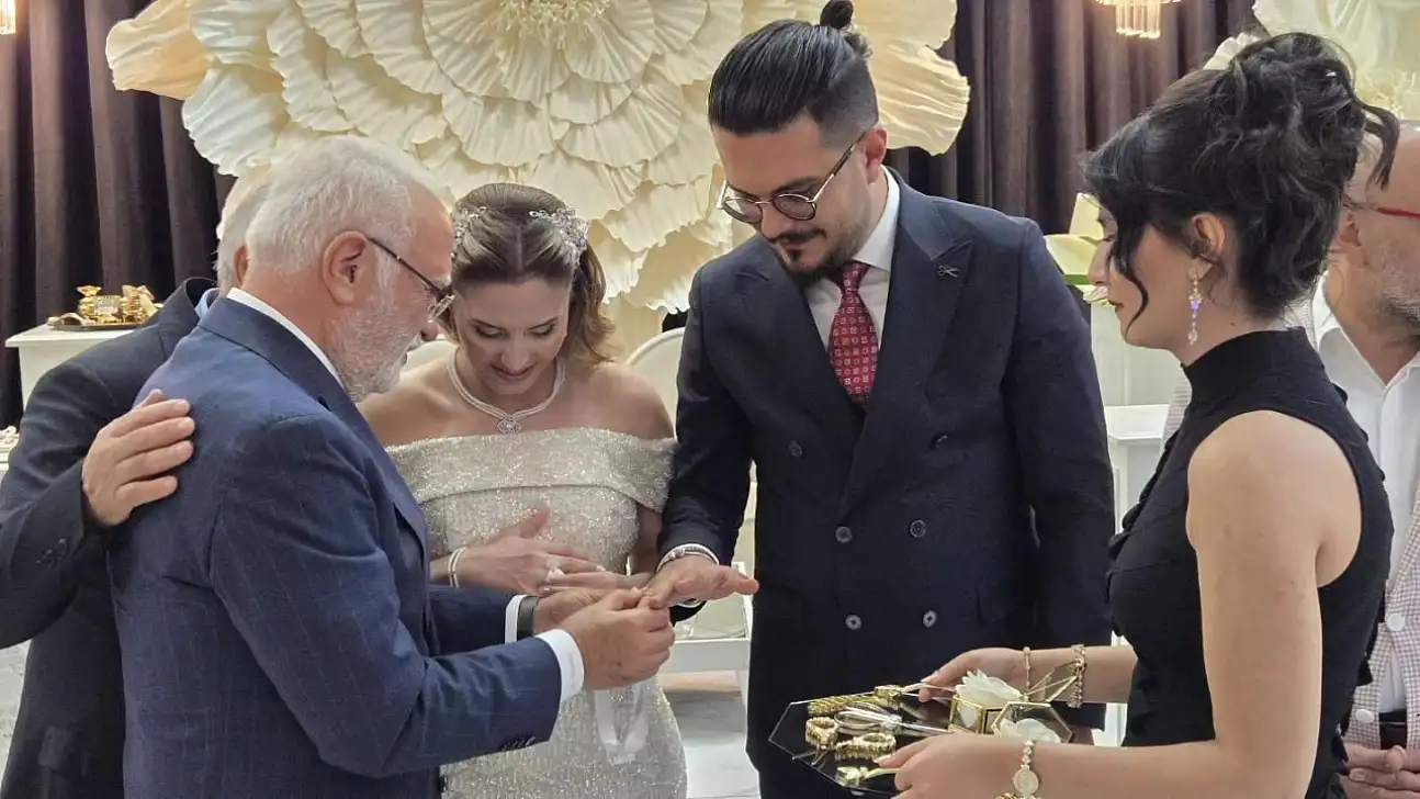 Kayseri'de dikkat çeken nişan! Yüzükleri Mustafa Elitaş taktı