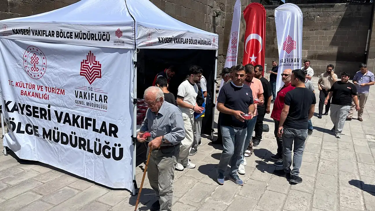 Kayseri'de ecdadın mirası yaşatıldı: 2 ton soğuk karpuz dağıtıldı