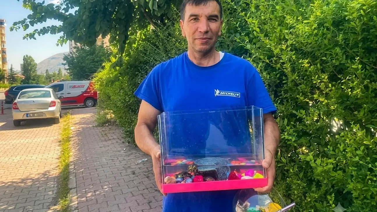 Kayseri'de elinde akvaryum ile dolaşıyor! Sebebi dikkat çekti
