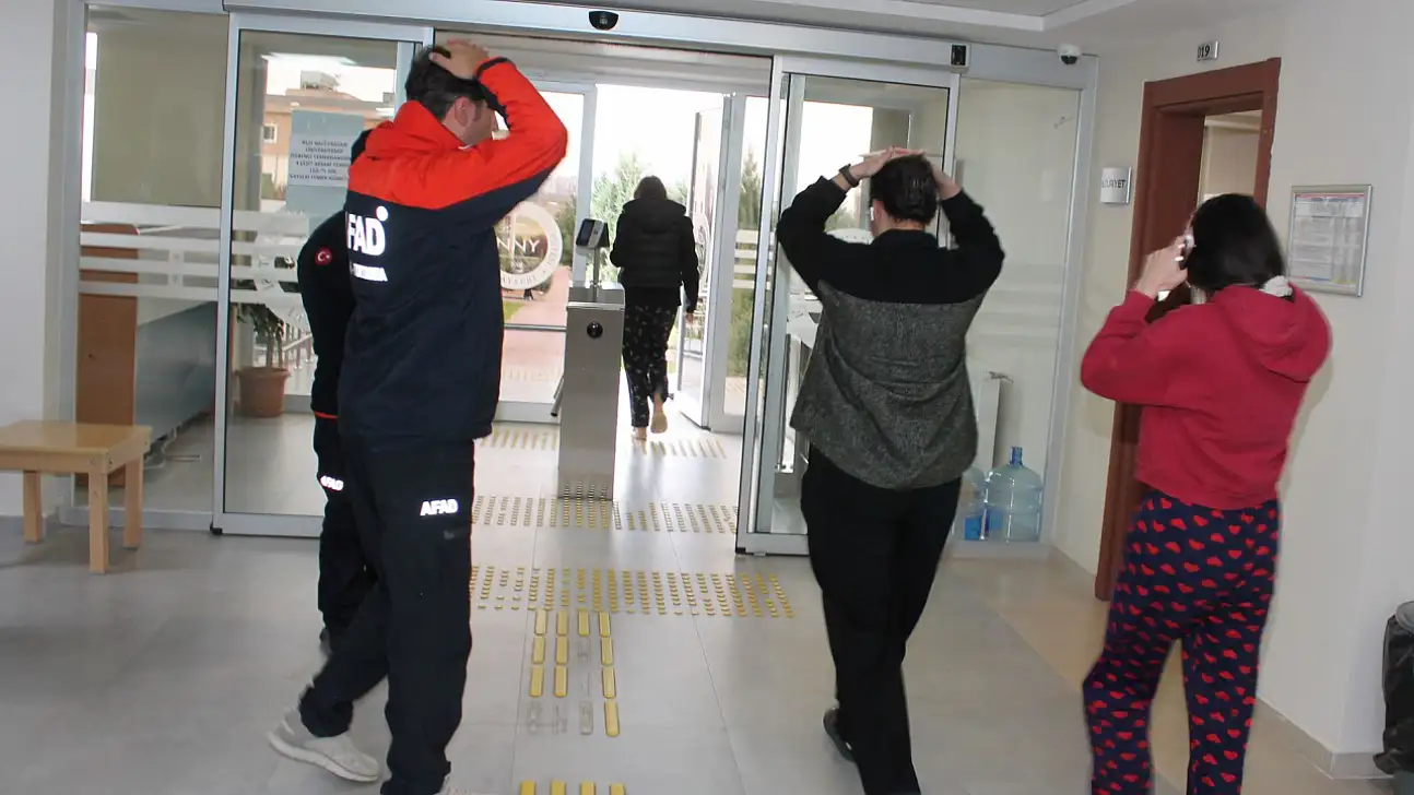 Kayseri'de elleri başlarında binayı terk ettiler! İşte sebebi