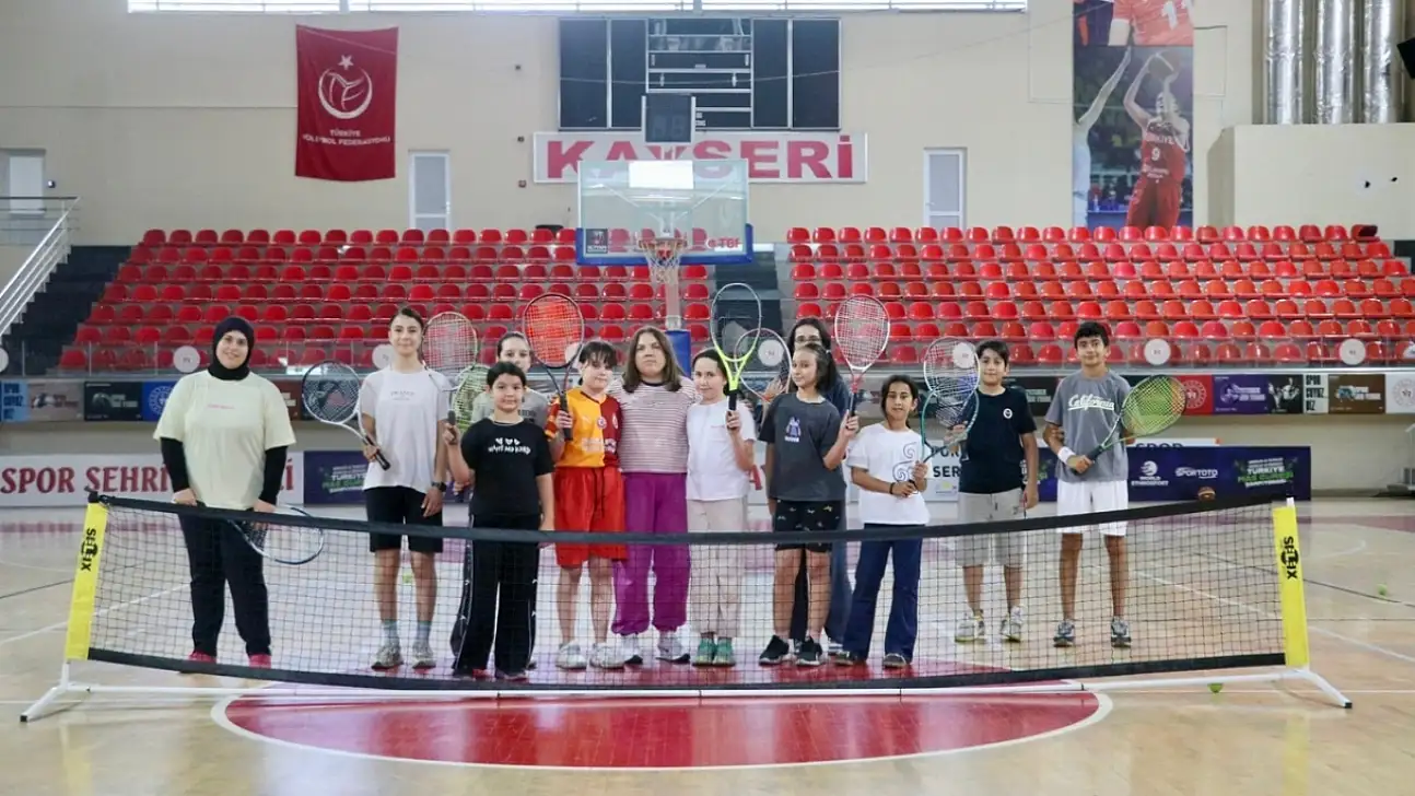 Kayseri'de geleceğin tenisçileri kortta yetişiyor!