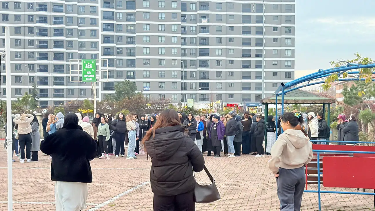 Kayseri'de gerçeğini aratmayan tatbikat! Sirenler çaldı, öğrenciler tahliye edildi