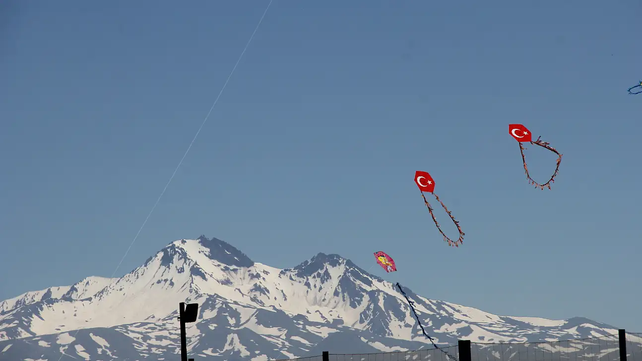 Kayseri'de gökyüzünde renkli şölen