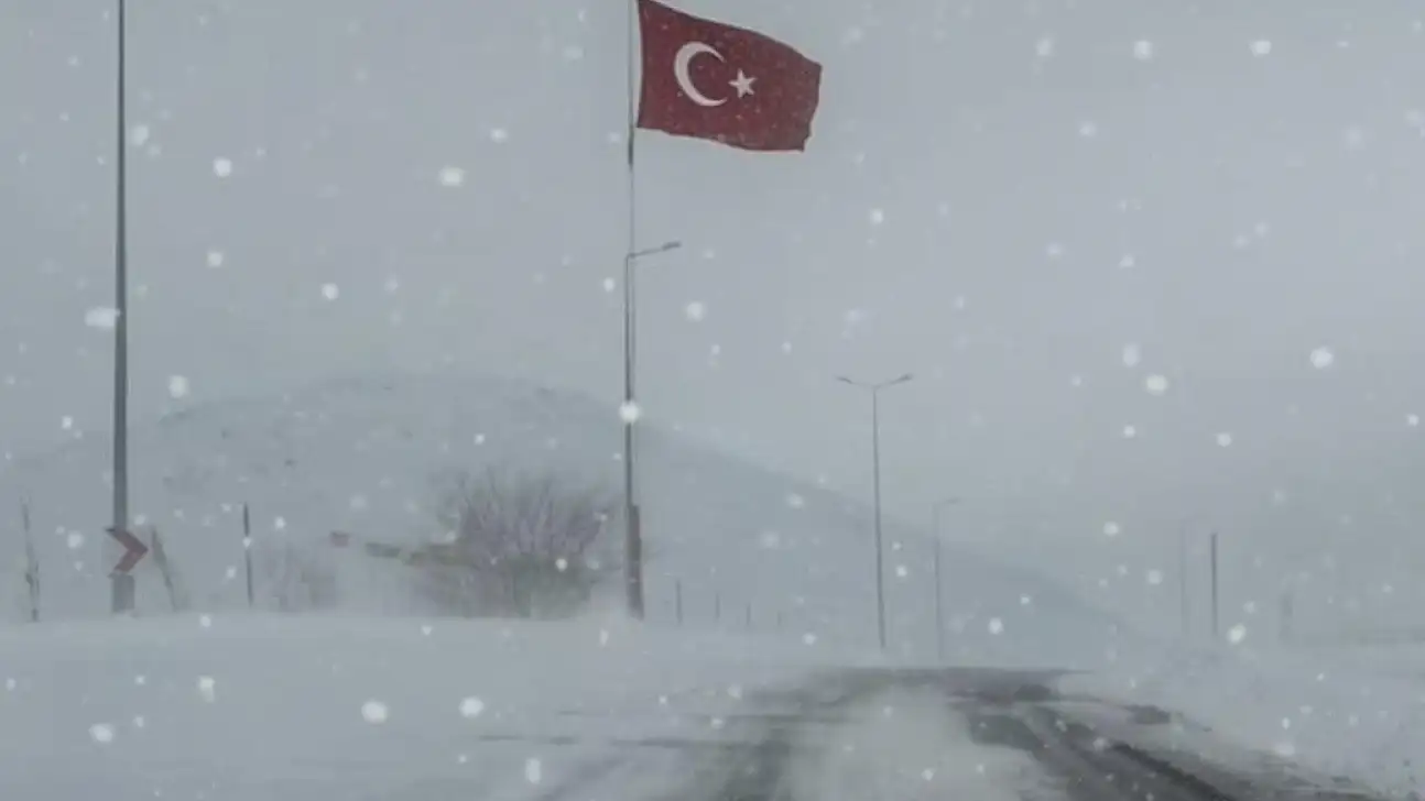 Kayseri'de gönderden indirilen Bayrak, yeniden göndere çekildi
