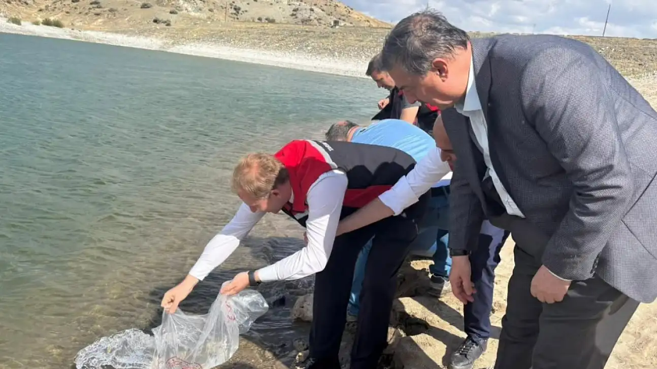 Kayseri'de görenleri meraklandıran görüntü! Barajda hayat veren çalışma
