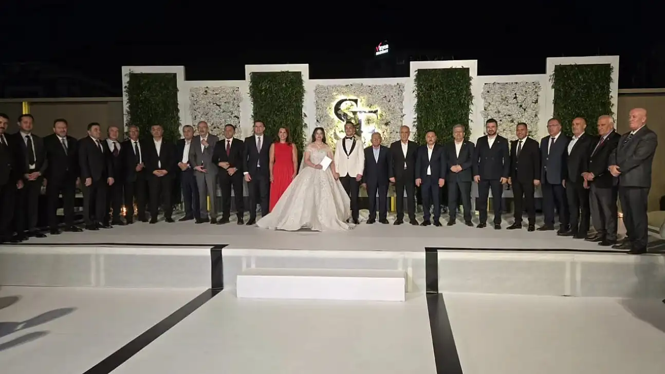 Kayseri'de görkemli düğün! Eski Bakan da katıldı