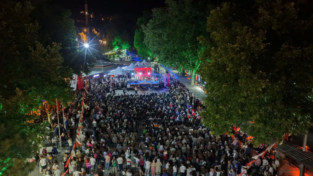 Kayseri'de ilçe meydanı doldu taştı! Bakın sebebi neymiş?
