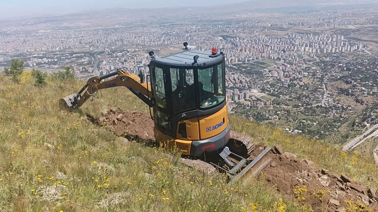 Kayseri'de iş makinesi Ali Dağı'na tırmandı! 2 bin metrede çalıştı
