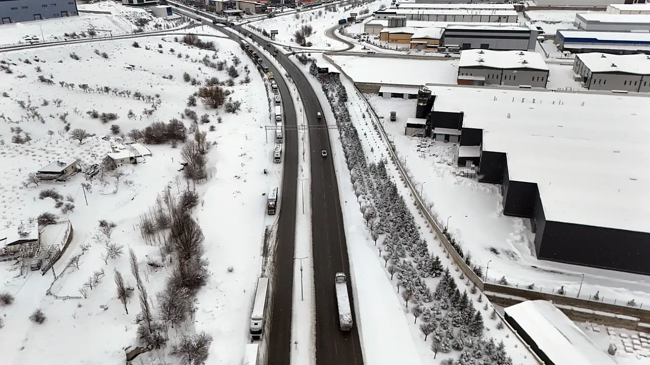 Kayseri'de kapanan yollardaki trafik görüntülendi!