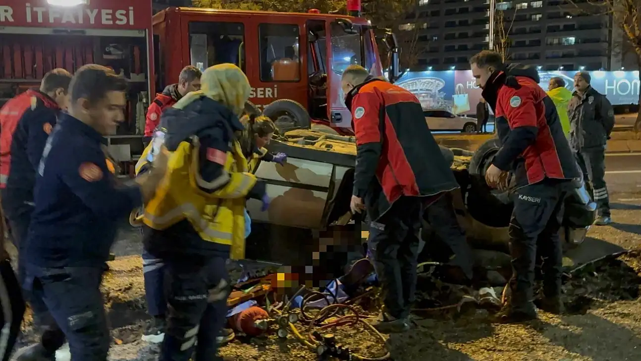 Kayseri'de korku dolu dakikalar: Sıkışan arkadaşının başından ayrılmadı